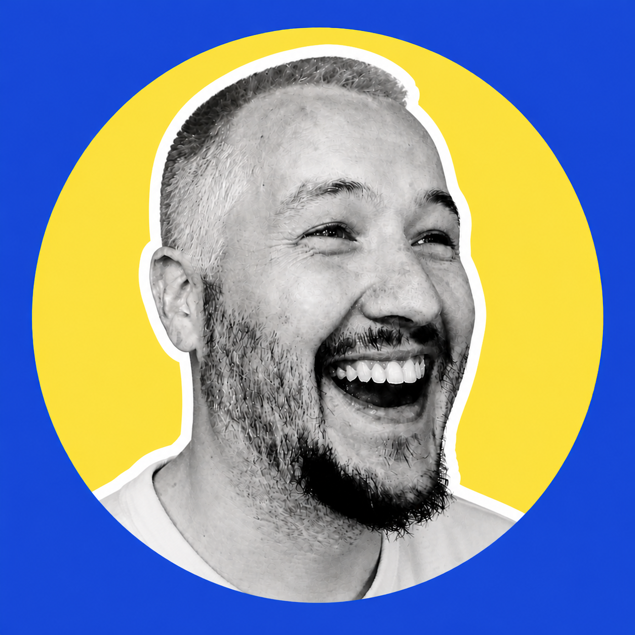 Chris Bleeker, lachend voor een gele cirkel op een blauwe achtergrond